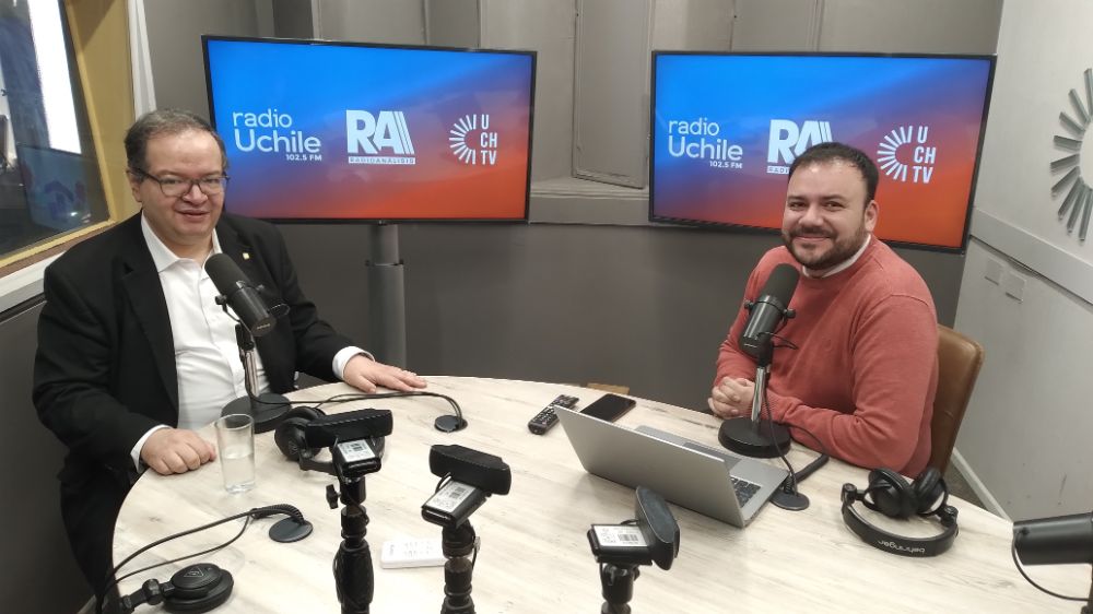 La presente entrevista para la sección Visitantes deviene de una conversación con el periodista Claudio Medrano en Radio Universidad de Chile.